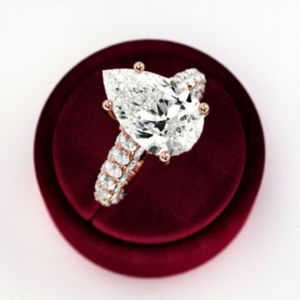 Anillo de Compromiso con Diamante Cultivado en Laboratorio, Corte Pera, Diseño Elegante, Anillo de Diamantes Completo con Incrustaciones de Diamantes, Anillo de Diamantes Catedral en Venta para Exportación - Product Image 5