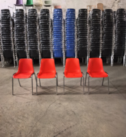 Chaise de formation ergonomique empilable et moderne avec structure en plastique durable pour salle de classe, bureau et télétravail