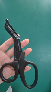 Tijeras universales de utilidad de plástico de acero inoxidable directo de fábrica, tijeras para traumatismos médicos, tijeras de vendaje para botiquín de primeros auxilios - Product Image 5