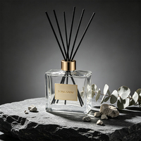 Bouteille en verre carrée plate transparente de 100 ml pour diffuseur à bâtonnets, avec col en aluminium doré, pour la décoration intérieure américaine - Vente en gros