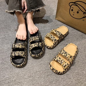 รองเท้าแตะสไลด์ลายเสือดาวสำหรับผู้หญิง ใส่สบาย แฟชั่น ทันสมัย เปิดนิ้วเท้า พื้นรองเท้า EVA นุ่มสบาย เหมาะสำหรับใส่ในบ้านและนอกบ้าน - Product Image 1