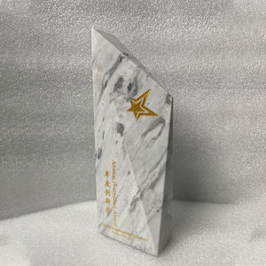 Honor Trofeo de mármol de cristal blanco de cuarzo al por mayor con logotipo de impresión UV elegante con patrón de modelo y tallado para recuerdo - Product Image 6