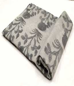 Tissu en coton doux et respirant imprimé à la main, motif traditionnel, idéal pour les vêtements et l'ameublement. - Product Image 6