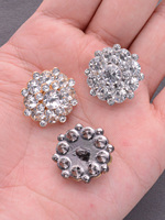 Vente en gros d'accessoires de vêtements écologiques Boutons floraux en alliage de zinc cloutés de strass Placage de style barre pour vêtements