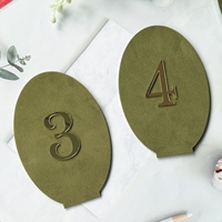 Numéros de table de mariage ovales en velours vert avec chiffres dorés miroir et base en acrylique transparent pour la décoration de table de réception de mariage