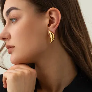 Anting-anting baja tahan karat emas PVD 18K gaya baru anting-anting kancing Croissant klakson sederhana tekstur wanita