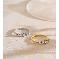 Bague élégante JINYOU 8891 en acier inoxydable plaqué or 18K PVD, forme ondulée, avec zirconiums cubiques, pour femmes