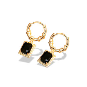 Pendientes de Aro Dorados con Cristal Negro Corte Esmeralda y Engaste de Bisel de Diamantes de Imitación, Estilo Geométrico Clásico para Mujer - Product Image 1