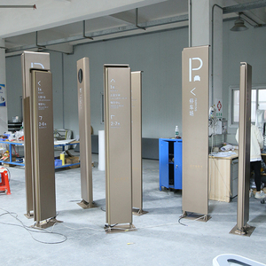 Señalización Direccional Metálica Dorada, Letrero de Pie para Orientación en Centros Comerciales, Estacionamientos y Aeropuertos - Product Image 6