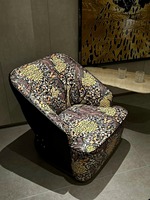Fauteuil d'appoint haut de gamme en tissu avec pieds en métal doré pour salon