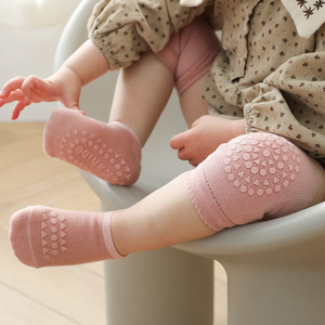 Venta al por mayor piso caminar calcetines bebé niño niños rodilleras antideslizantes <span class=keywords><strong>Protector</strong></span> y calcetines conjunto para gatear con empuñaduras - Product Image 1