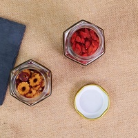 Vente en gros de pots à miel en verre hexagonaux de 500 g avec couvercles en métal à vis et pilon