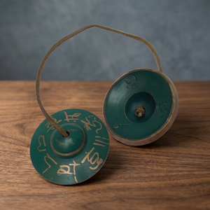 Tingsha Tibetano de Latón Estilo Budista Verde Artístico para Sanación de Chakras, Alivio del Estrés, Despertar Sonoro, Yoga, Meditación y Mindfulness - Product Image 2