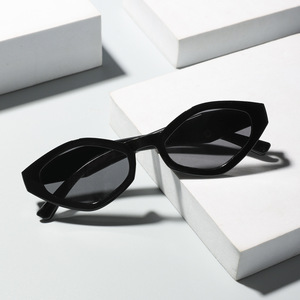 <span class=keywords><strong>Occhiali</strong></span> <span class=keywords><strong>da</strong></span> <span class=keywords><strong>Sole</strong></span> di Design Unisex Eleganti 2025 con Protezione UV400 Poligonali alla Moda Personalizzati Vintage <span class=keywords><strong>da</strong></span> <span class=keywords><strong>Donna</strong></span> - Product Image 3