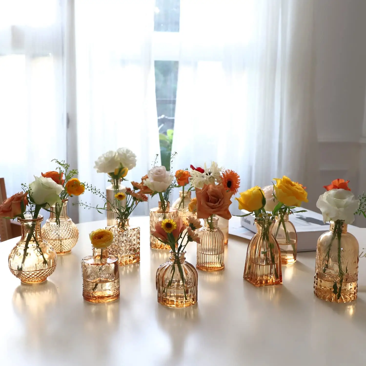 Vase en verre ambré en vrac Mini Bud Vase décoré avec relief Vase en verre pour la décoration de la maison Pièce centrale de mariage Bas