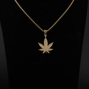 จี้สร้อยคอรูปใบเมเปิ้ลสำหรับผู้ชาย ทองเหลือง แฟชั่นฮิปฮอป เครื่องประดับร็อค สีทอง ขายส่งจากโรงงาน - Product Image 5