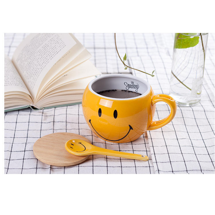 Une tasse et une cuillère