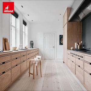 Meuble de cuisine scandinave moderne en chêne européen naturel, avec façade en plaque pleine, sans poignée, à joints apparents et tiroir à queue de cygne - Product Image 1