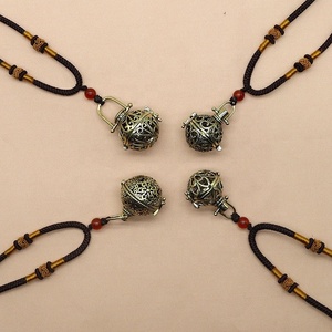 Collar Difusor <span class=keywords><strong>de</strong></span> Aromaterapia Antiguo al por Mayor con Colgante <span class=keywords><strong>de</strong></span> Bola <span class=keywords><strong>de</strong></span> Lava para Aceites Esenciales para Hombres y Mujeres - Product Image 6