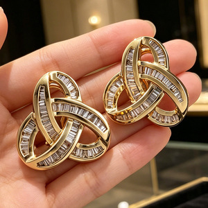 Orecchini a Perno con Nodo Geometrico Triangolare per Donne, Design Baguette, Eleganti Accessori per Orecchie da Indossare Quotidianamente - Product Image 2
