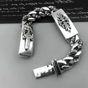Bracelet de marque de haute qualité avec un pendentif en forme de dés croisé audacieux ; Design floral style hip-hop. - Product Image 3