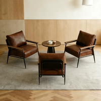 Chaise d'appoint rétro de style mid-century, avec dossier rembourré en cuir résistant aux taches, accoudoirs en bois massif et pieds en métal, idéale pour café