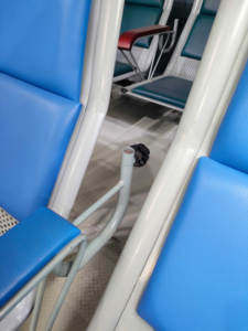 Silla de Infusión Acolchada Moderna de <span class=keywords><strong>5</strong></span> Plazas con Reposabrazos de Acero Inoxidable para Recepción de Hospital, Salas de Espera y Laboratorios de Flebotomía - Product Image 2