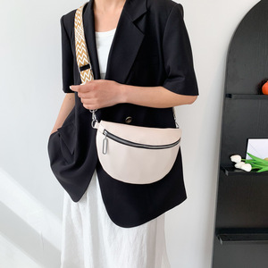 Sac banane pour femme avec large bandoulière, sac de poitrine tendance en cuir végétalien - Product Image 3