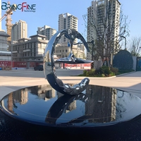 Sculpture abstraite moderne circulaire en acier inoxydable 304 poli 3D pour extérieur avec motif anneau et montagne