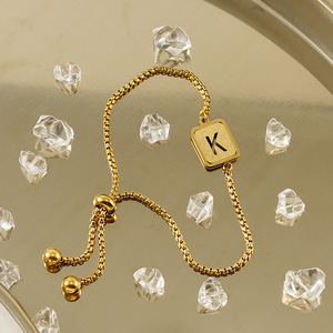 En stock, vente en gros : Bracelet à lettres en acier inoxydable doré pour femme, ajouré et réglable - Product Image 3