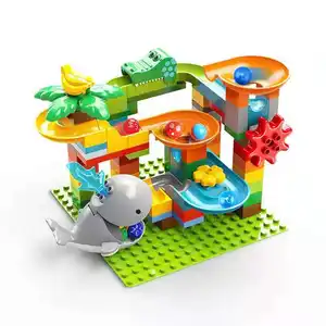 儿童积木玩具构建大颗粒拼图和千变万化轨道球模型