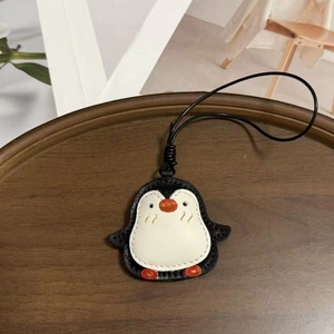 Llavero de pingüino de cuero de primera calidad, hecho a mano, 3D, de doble cara, colgante para bolso, mini colgante curativo para estilo invernal y regalos - Product Image 3
