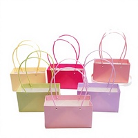 Sac fourre-tout rectangulaire classique en carton imperméable avec poignées plates et motif floral en relief – Boîte cadeau – Grande vente