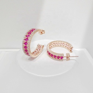 Boucles d'oreilles tendance de luxe en cuivre massif avec zircon noir taille baguette, bijoux fantaisie hypoallergéniques pour femmes - Product Image 3