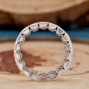 Anillo de diamantes de joyería fina sofisticada con piedra central de corte pera y banda cónica elegante para un estilo nupcial moderno. - Product Image 3