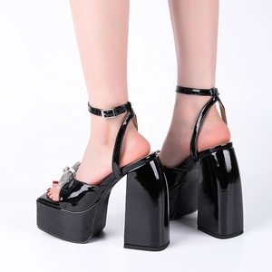 Zapatos de tacón alto con correa de hebilla y punta cuadrada abierta, de charol con lazo brillante, tacón grueso, plataforma sexy para exteriores - Product Image 6