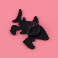 En gros, Pin's en métal émaillé motif requin mignon, souvenir, cadeau, accessoire de vêtement créatif en forme de personnage animal, en stock