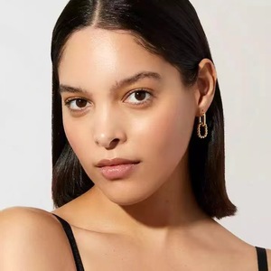 Pendientes creativos europeos y americanos con incrustaciones <span class=keywords><strong>de</strong></span> pendientes <span class=keywords><strong>de</strong></span> cobre <span class=keywords><strong>de</strong></span> circón, pendientes populares <span class=keywords><strong>de</strong></span> subasta callejera geométrica minimalista - Product Image 3