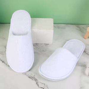 รองเท้าสลิปเปอร์โรงแรมแบบปิดนิ้วเท้าสีขาวพร้อมโลโก้สั่งทำพิเศษ - Product Image 5