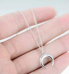 Collier demi-lune minimaliste en acier inoxydable pour femme, pendentif fer à cheval, vente en gros à prix abordable - Product Image 3