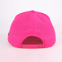 Casquette de sport de performance en PVC perforé respirant à séchage rapide avec logo personnalisé découpé au laser et cordon en caoutchouc pour baseball et golf
