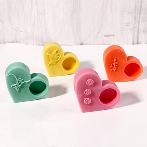 Chandelier en silicone en forme de cœur de haute qualité pour la décoration de la Saint-Valentin, petits porte-bougies colorés pour la décoration de la maison - Product Image 4