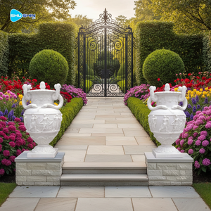 Par de Urnas de Mármol Neoclásicas Grandes, Estatuas de Jardín Talladas a Mano con Relieve Mitológico y Asas de Serpiente - Product Image 1