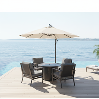 Ensemble de repas d'extérieur moderne et portable en aluminium 4 places avec bras en bois de chêne et coussins gris moelleux pour les rassemblements en parc et sur la terrasse