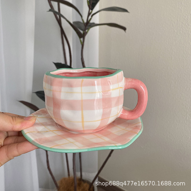 Tasse et soucoupe à carreaux rose
