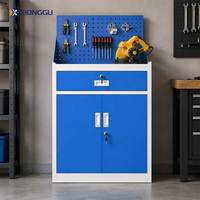 Armoire à outils en acier avec panneau perforé et porte verrouillable pour le rangement d'outils électriques dans une atelier de menuiserie ou une station d'entretien