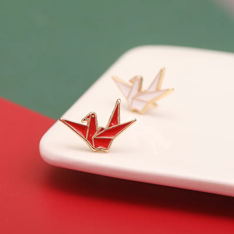 Paper Crane Enamel Pins White Red Crane Pattern Brooches Clothes Bag Badges Enamel Lapel Pins Jewelry Lucky Gift For Friends