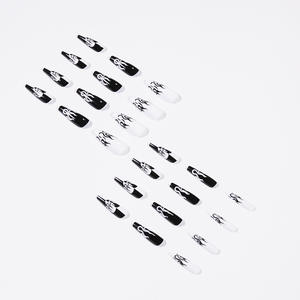 Fournisseur de gros <span class=keywords><strong>Faux</strong></span> <span class=keywords><strong>ongles</strong></span> style cool et doux <span class=keywords><strong>Ongles</strong></span> artificiels bloquant les couleurs en noir et blanc <span class=keywords><strong>Ongles</strong></span> à pression à élément de flamme - Product Image 3