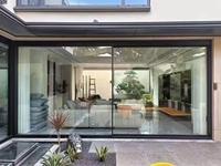 Puerta Corredera de Vidrio con Mosquitera Desmontable de Acero Inoxidable, Sistema de Rodillos Silencioso y Suave para Entrada de Villas, Hoteles y Exteriores de Aluminio