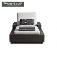 Chaise longue de piscine en aluminium thermolaqué, style minimaliste de luxe, avec coussin en mousse extra épais, pour mobilier contractuel de villas et complexes hôteliers